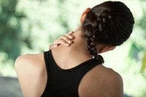 A moza está preocupada polos síntomas da osteocondrose cervical