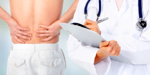 O médico prescribe tratamento para a dor nas costas